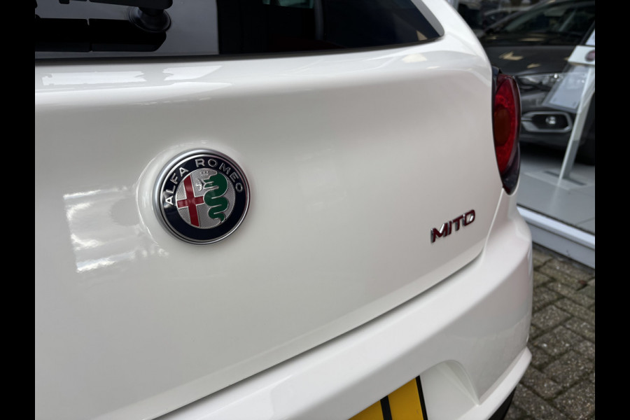 Alfa Romeo MiTo TwinAir 105PK | 17" velgen | Carbon aankleding | parkeersensoren achter