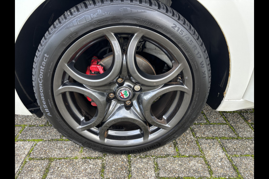 Alfa Romeo MiTo TwinAir 105PK | 17" velgen | Carbon aankleding | parkeersensoren achter