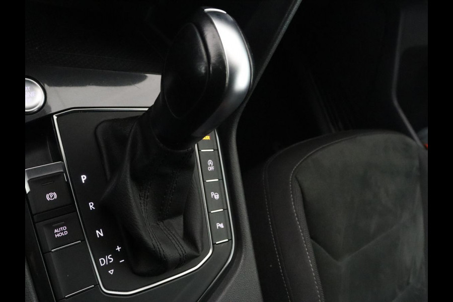 Volkswagen Tiguan Allspace 1.5 TSI R Line 7-persoons | Carplay | Adaptive cruise | 19'' | Navigatie | Camera | Virtual Cockpit | Full LED | Keyless | Park Assist | DAB | Climate control