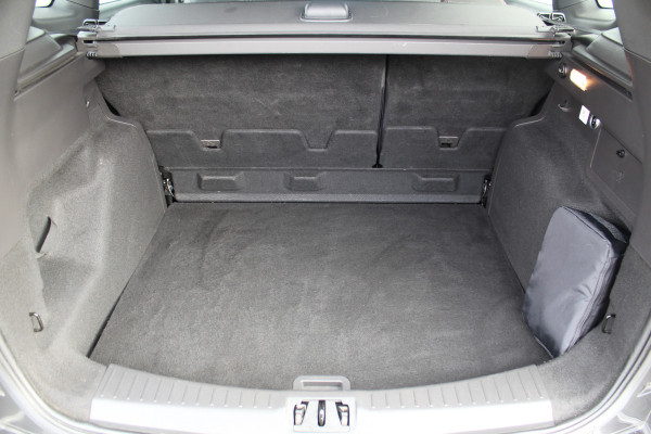 Ford Kuga 1.5-182pk EcoBoost ST-Line AWD-AUTOMAAT. Ideale caravantrekker: vierwielaangedreven automaat, trekgewicht 1.850kg ! Autm. airco dual, adapt. cruise cntrl, navigatie, telefoonvoorb., stoel- en voorraamverw., bi-xenon verl., lm wielen, camera, pdc v+a, Sony soundsyst., side- en laneassist etc.