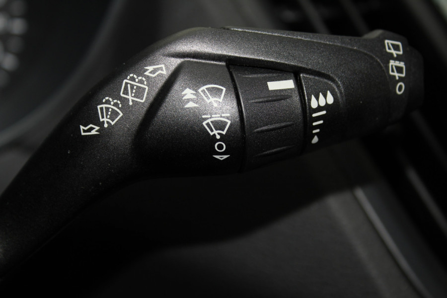 Ford Kuga 1.5-182pk EcoBoost ST-Line AWD-AUTOMAAT. Ideale caravantrekker: vierwielaangedreven automaat, trekgewicht 1.850kg ! Autm. airco dual, adapt. cruise cntrl, navigatie, telefoonvoorb., stoel- en voorraamverw., bi-xenon verl., lm wielen, camera, pdc v+a, Sony soundsyst., side- en laneassist etc.