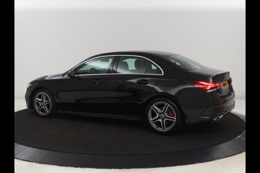 Mercedes-Benz A-Klasse 200 AMG | Two-Tone Leder | Stoelverwarming | Carplay | Camera | Navigatie | Park Assist | Full LED | Climate control | Cruise control