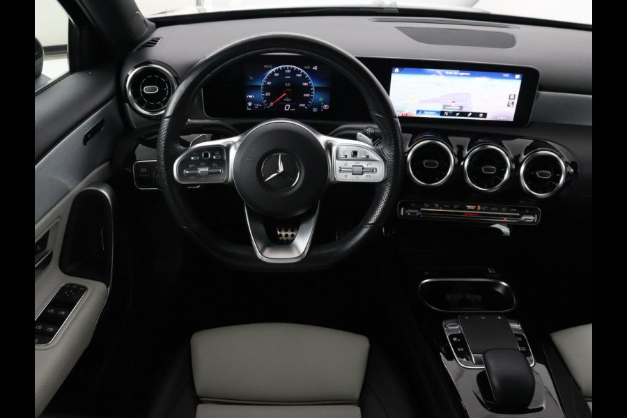 Mercedes-Benz A-Klasse 200 AMG | Two-Tone Leder | Stoelverwarming | Carplay | Camera | Navigatie | Park Assist | Full LED | Climate control | Cruise control
