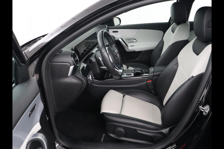 Mercedes-Benz A-Klasse 200 AMG | Two-Tone Leder | Stoelverwarming | Carplay | Camera | Navigatie | Park Assist | Full LED | Climate control | Cruise control