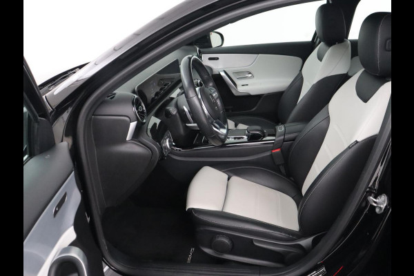 Mercedes-Benz A-Klasse 200 AMG | Two-Tone Leder | Stoelverwarming | Carplay | Camera | Navigatie | Park Assist | Full LED | Climate control | Cruise control