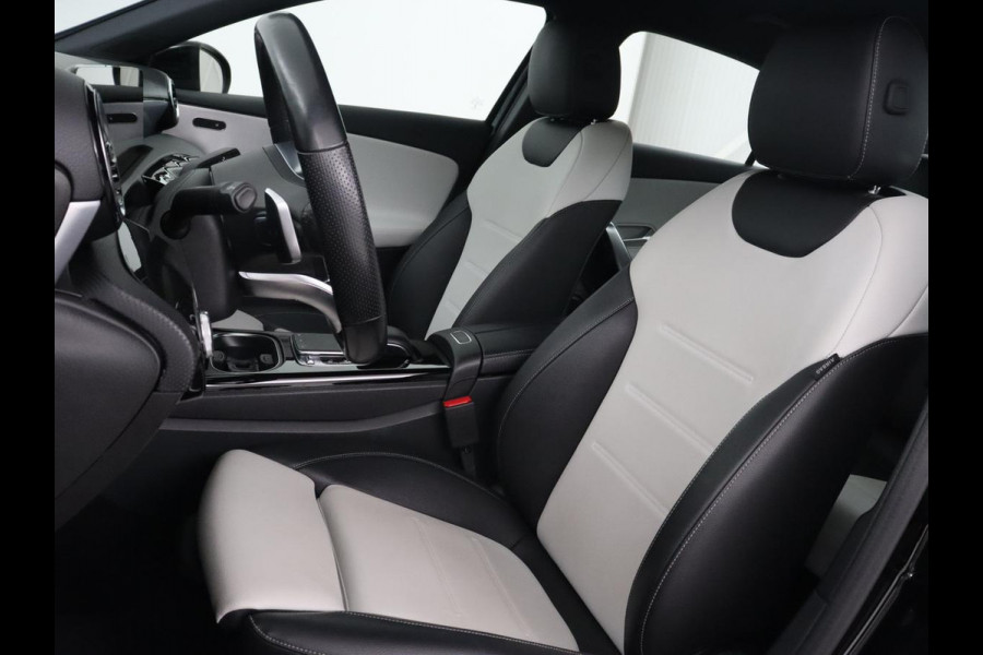 Mercedes-Benz A-Klasse 200 AMG | Two-Tone Leder | Stoelverwarming | Carplay | Camera | Navigatie | Park Assist | Full LED | Climate control | Cruise control