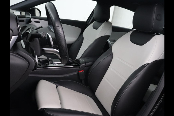 Mercedes-Benz A-Klasse 200 AMG | Two-Tone Leder | Stoelverwarming | Carplay | Camera | Navigatie | Park Assist | Full LED | Climate control | Cruise control