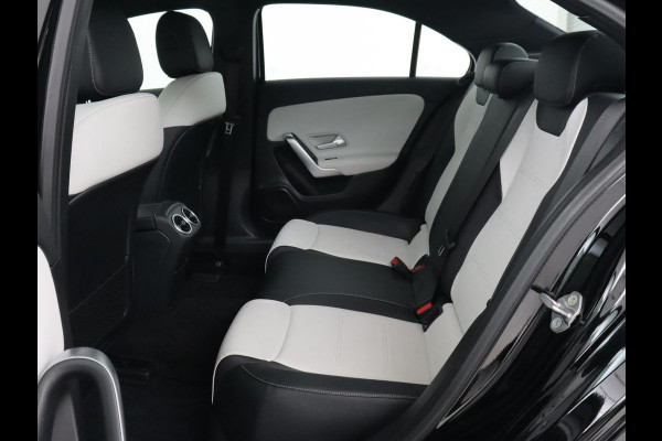 Mercedes-Benz A-Klasse 200 AMG | Two-Tone Leder | Stoelverwarming | Carplay | Camera | Navigatie | Park Assist | Full LED | Climate control | Cruise control