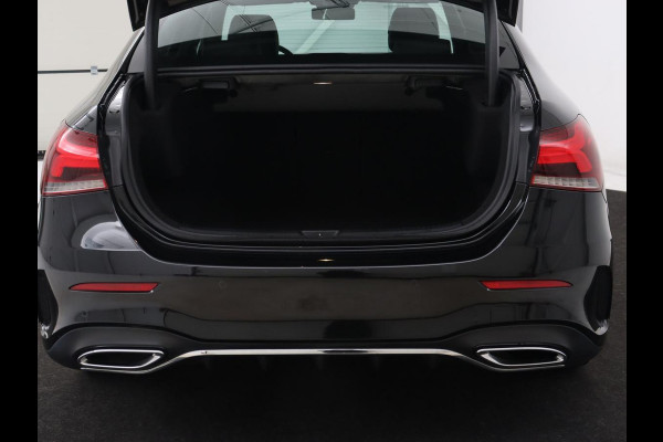 Mercedes-Benz A-Klasse 200 AMG | Two-Tone Leder | Stoelverwarming | Carplay | Camera | Navigatie | Park Assist | Full LED | Climate control | Cruise control
