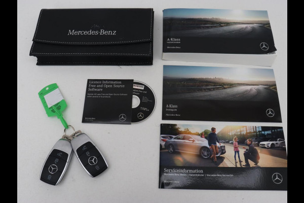 Mercedes-Benz A-Klasse 200 AMG | Two-Tone Leder | Stoelverwarming | Carplay | Camera | Navigatie | Park Assist | Full LED | Climate control | Cruise control