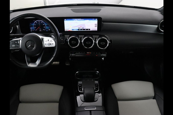 Mercedes-Benz A-Klasse 200 AMG | Two-Tone Leder | Stoelverwarming | Carplay | Camera | Navigatie | Park Assist | Full LED | Climate control | Cruise control