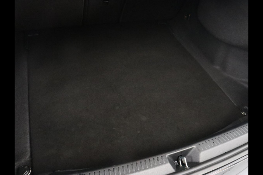 Mercedes-Benz A-Klasse 200 AMG | Two-Tone Leder | Stoelverwarming | Carplay | Camera | Navigatie | Park Assist | Full LED | Climate control | Cruise control