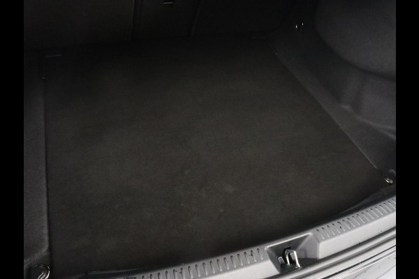 Mercedes-Benz A-Klasse 200 AMG | Two-Tone Leder | Stoelverwarming | Carplay | Camera | Navigatie | Park Assist | Full LED | Climate control | Cruise control