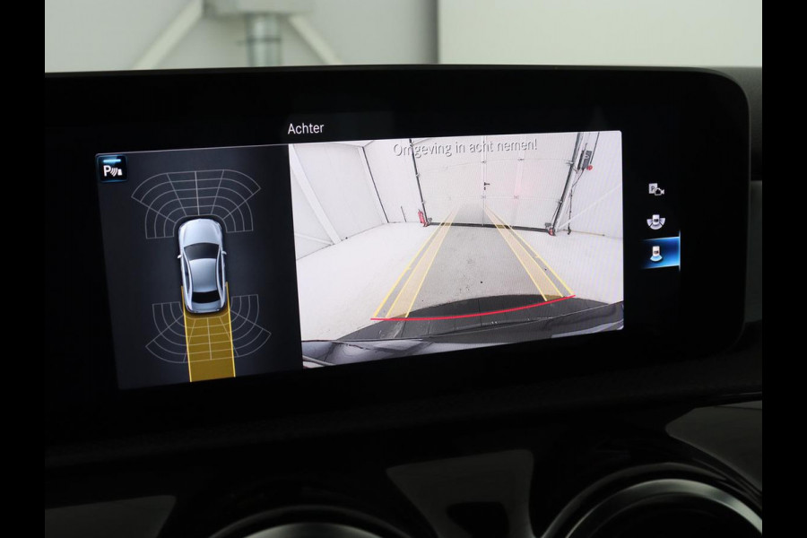 Mercedes-Benz A-Klasse 200 AMG | Two-Tone Leder | Stoelverwarming | Carplay | Camera | Navigatie | Park Assist | Full LED | Climate control | Cruise control