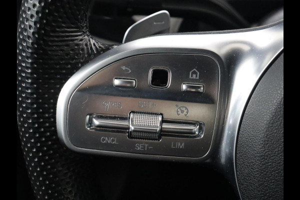 Mercedes-Benz A-Klasse 200 AMG | Two-Tone Leder | Stoelverwarming | Carplay | Camera | Navigatie | Park Assist | Full LED | Climate control | Cruise control