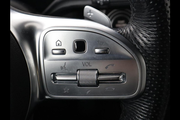 Mercedes-Benz A-Klasse 200 AMG | Two-Tone Leder | Stoelverwarming | Carplay | Camera | Navigatie | Park Assist | Full LED | Climate control | Cruise control
