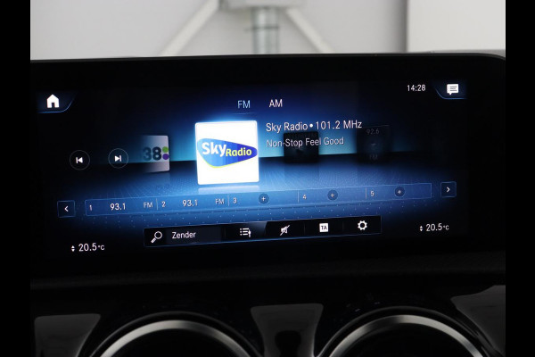 Mercedes-Benz A-Klasse 200 AMG | Two-Tone Leder | Stoelverwarming | Carplay | Camera | Navigatie | Park Assist | Full LED | Climate control | Cruise control