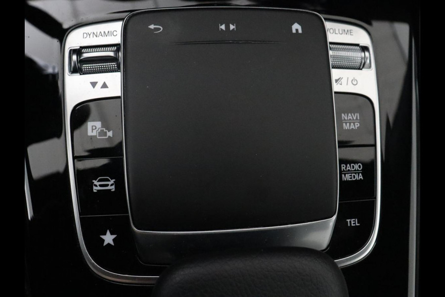 Mercedes-Benz A-Klasse 200 AMG | Two-Tone Leder | Stoelverwarming | Carplay | Camera | Navigatie | Park Assist | Full LED | Climate control | Cruise control