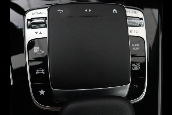 Mercedes-Benz A-Klasse 200 AMG | Two-Tone Leder | Stoelverwarming | Carplay | Camera | Navigatie | Park Assist | Full LED | Climate control | Cruise control