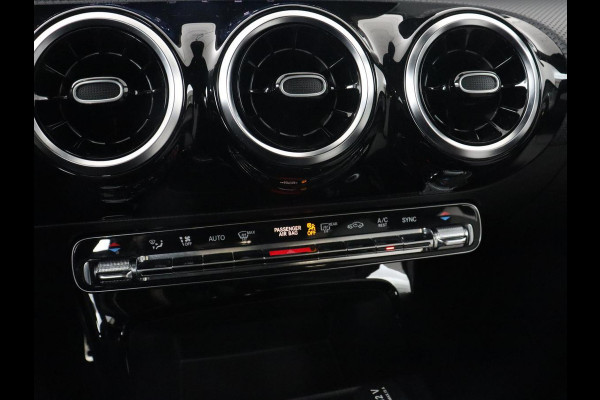 Mercedes-Benz A-Klasse 200 AMG | Two-Tone Leder | Stoelverwarming | Carplay | Camera | Navigatie | Park Assist | Full LED | Climate control | Cruise control