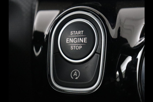 Mercedes-Benz A-Klasse 200 AMG | Two-Tone Leder | Stoelverwarming | Carplay | Camera | Navigatie | Park Assist | Full LED | Climate control | Cruise control
