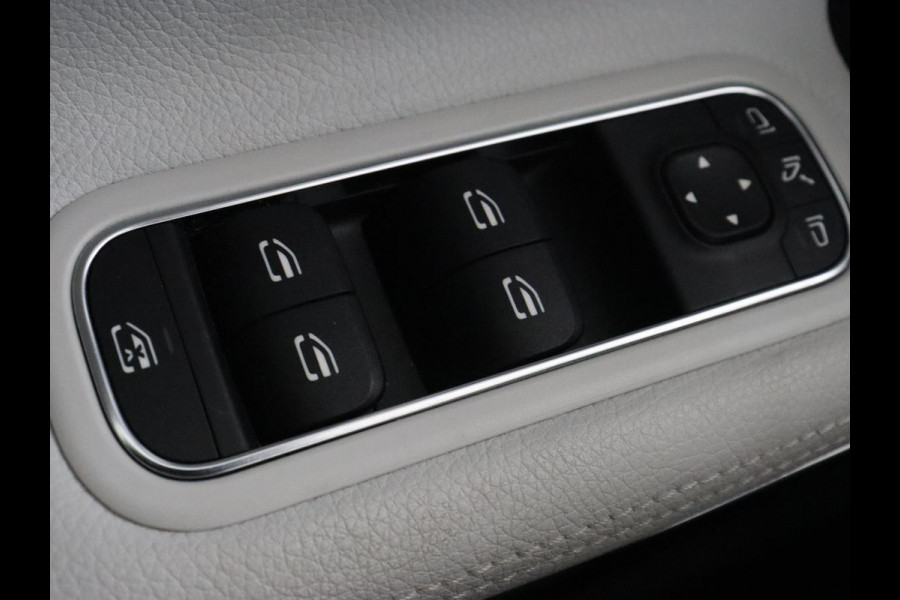 Mercedes-Benz A-Klasse 200 AMG | Two-Tone Leder | Stoelverwarming | Carplay | Camera | Navigatie | Park Assist | Full LED | Climate control | Cruise control