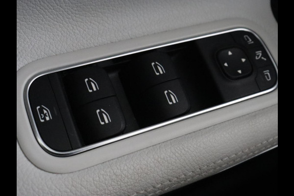 Mercedes-Benz A-Klasse 200 AMG | Two-Tone Leder | Stoelverwarming | Carplay | Camera | Navigatie | Park Assist | Full LED | Climate control | Cruise control