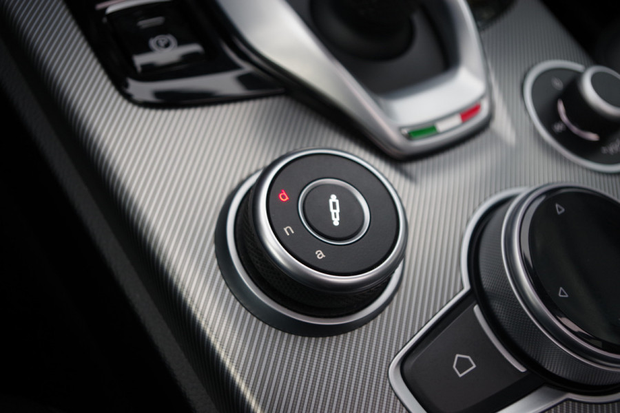 Alfa Romeo Stelvio 2.0 T 280 PK AWD Q4 Veloce, Adap. Onderstel, Panoramadak, Trekhaak, H/K Sound, Lederen Sportstoelen