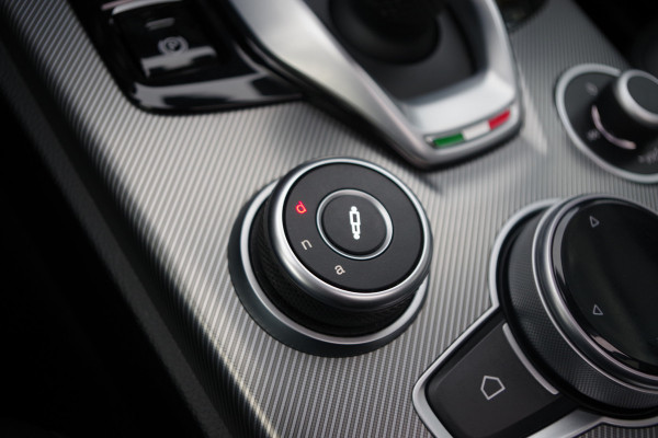 Alfa Romeo Stelvio 2.0 T 280 PK AWD Q4 Veloce, Adap. Onderstel, Panoramadak, Trekhaak, H/K Sound, Lederen Sportstoelen
