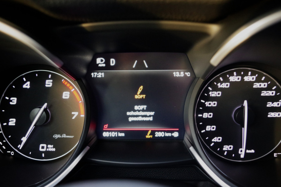 Alfa Romeo Stelvio 2.0 T 280 PK AWD Q4 Veloce, Adap. Onderstel, Panoramadak, Trekhaak, H/K Sound, Lederen Sportstoelen