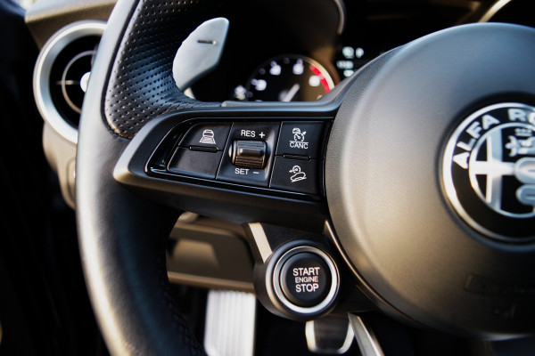 Alfa Romeo Stelvio 2.0 T 280 PK AWD Q4 Veloce, Adap. Onderstel, Panoramadak, Trekhaak, H/K Sound, Lederen Sportstoelen