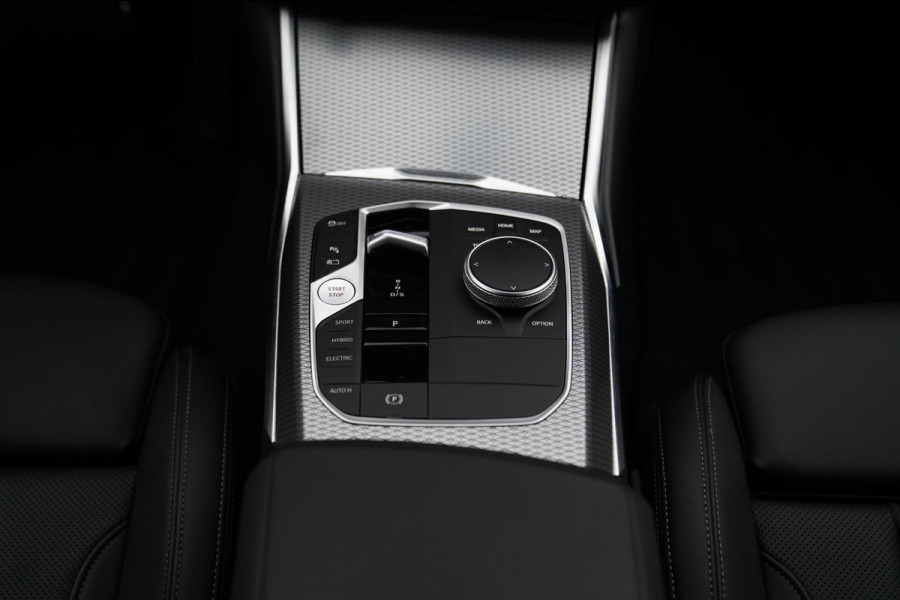 BMW 3-serie 330e High Executive | M-pakket | Facelift 2025 | Widescreen Groot Navi | Camera |