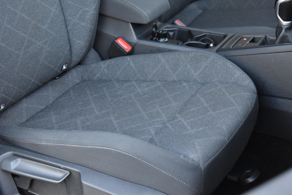 Volkswagen Golf 1.5 TSI Life Business Lane ACC Keyless StuurVerw. Stoelvw