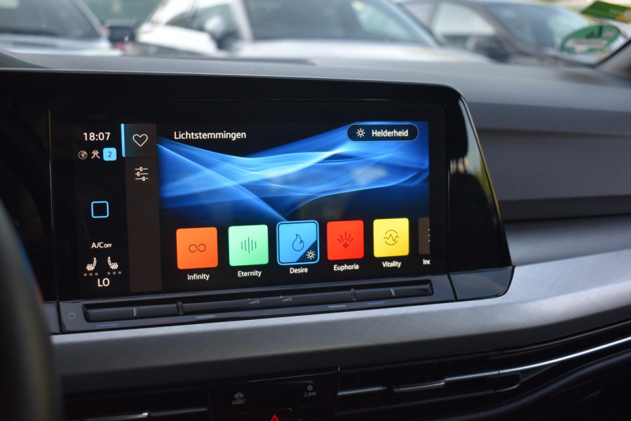 Volkswagen Golf 1.5 TSI Life Business Lane ACC Keyless StuurVerw. Stoelvw