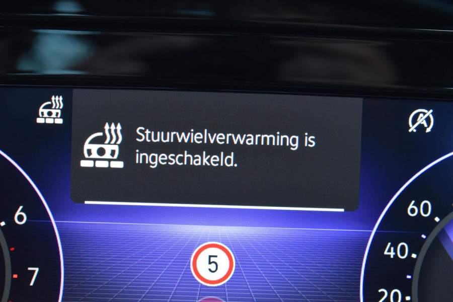 Volkswagen Golf 1.5 TSI Life Business Lane ACC Keyless StuurVerw. Stoelvw