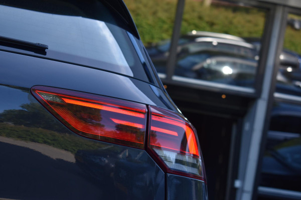 Volkswagen Golf 1.5 TSI Life Business Lane ACC Keyless StuurVerw. Stoelvw