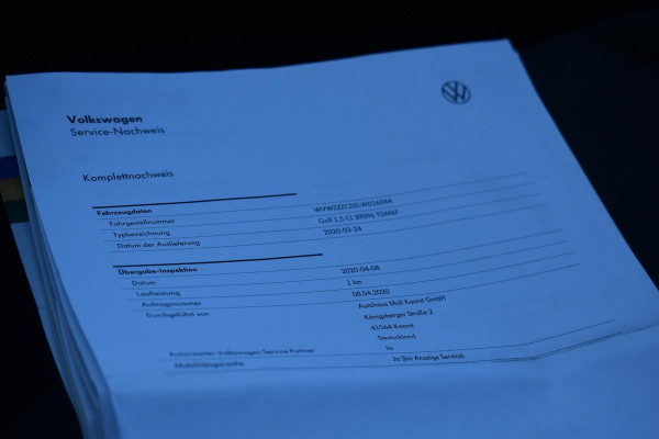 Volkswagen Golf 1.5 TSI Life Business Lane ACC Keyless StuurVerw. Stoelvw