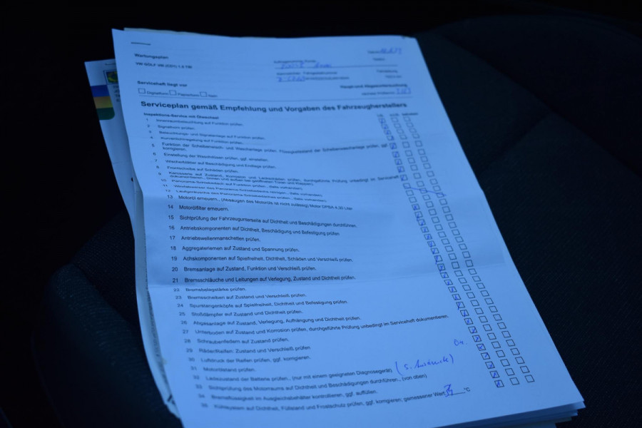 Volkswagen Golf 1.5 TSI Life Business Lane ACC Keyless StuurVerw. Stoelvw