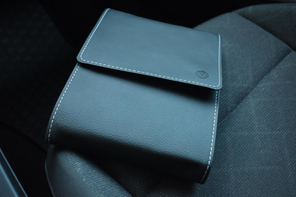 Volkswagen Golf 1.5 TSI Life Business Lane ACC Keyless StuurVerw. Stoelvw