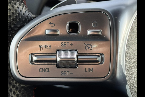 Mercedes-Benz GLA 200 AMG Sfeerverlichting Trekhaak Cruise Climate Navigatie Bluetooth Stoelverwarming
