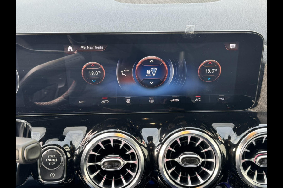 Mercedes-Benz GLA 200 AMG Sfeerverlichting Trekhaak Cruise Climate Navigatie Bluetooth Stoelverwarming