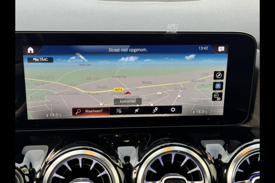 Mercedes-Benz GLA 200 AMG Sfeerverlichting Trekhaak Cruise Climate Navigatie Bluetooth Stoelverwarming