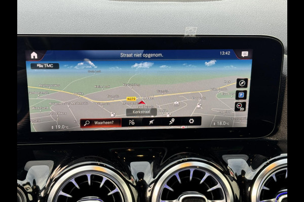 Mercedes-Benz GLA 200 AMG Sfeerverlichting Trekhaak Cruise Climate Navigatie Bluetooth Stoelverwarming