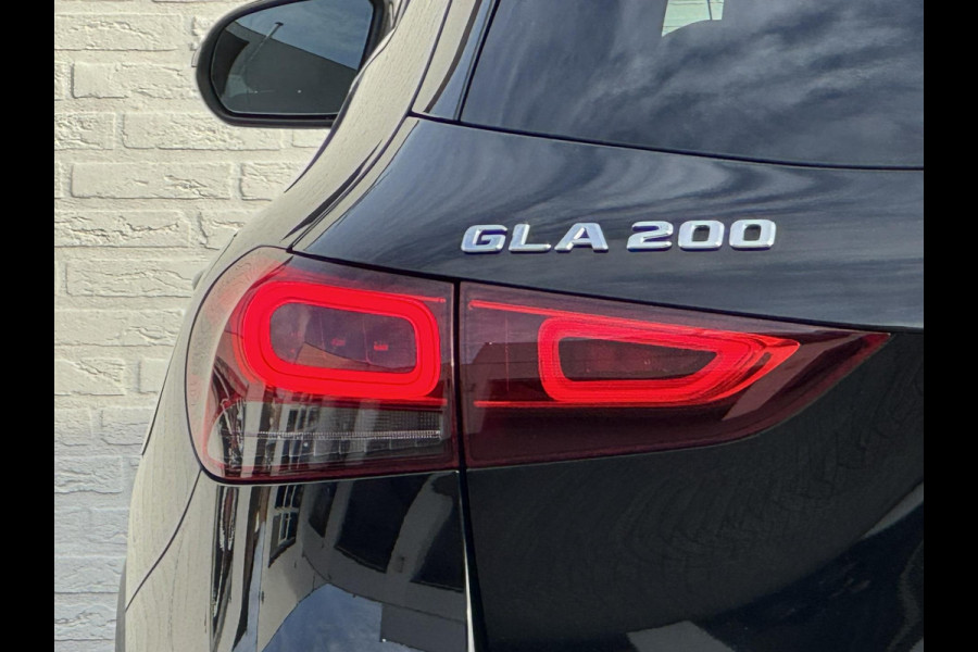 Mercedes-Benz GLA 200 AMG Sfeerverlichting Trekhaak Cruise Climate Navigatie Bluetooth Stoelverwarming
