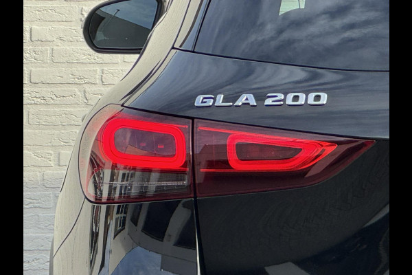 Mercedes-Benz GLA 200 AMG Sfeerverlichting Trekhaak Cruise Climate Navigatie Bluetooth Stoelverwarming