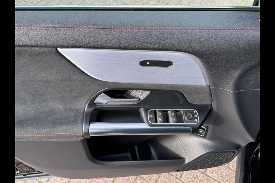 Mercedes-Benz GLA 200 AMG Sfeerverlichting Trekhaak Cruise Climate Navigatie Bluetooth Stoelverwarming