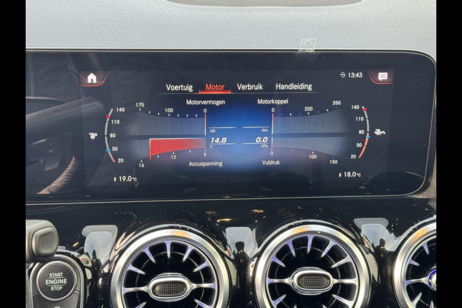 Mercedes-Benz GLA 200 AMG Sfeerverlichting Trekhaak Cruise Climate Navigatie Bluetooth Stoelverwarming