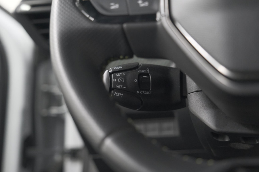 Peugeot 2008 PureTech 130 EAT8 GT | Camera | Apple Carplay | Parkeersensoren | 17 Inch Lichtmetalen Velgen