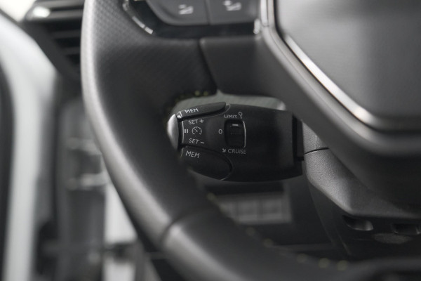 Peugeot 2008 PureTech 130 EAT8 GT | Camera | Apple Carplay | Parkeersensoren | 17 Inch Lichtmetalen Velgen