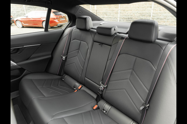 BMW i5 eDrive40 M-Sport Pro - Pano - Onderstel Prof - Driving Ass Prof - Harman Kardon